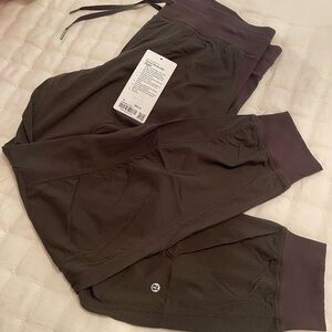 Lululumon dance studio jogger